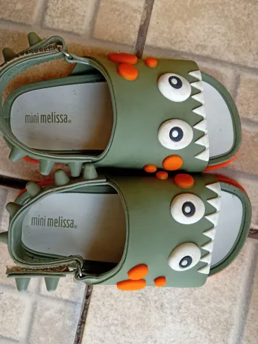 Mini Melissa Beach Slide Dino (ou modelo Monstrinho)