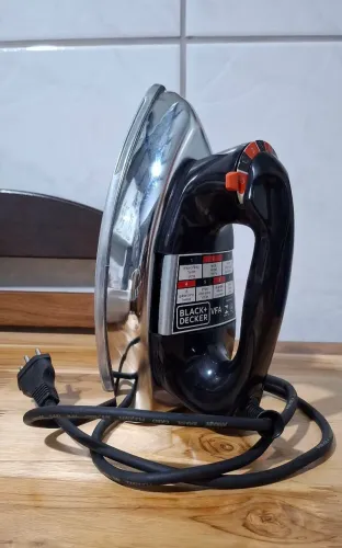 Ferro Elétrico "Black Decker" VFA a seco 110v Metálico