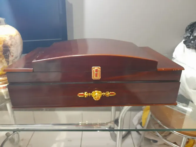 Faqueiro 84 peças de inox com bordas dourada banhada em ouro ,em caixa de madeira macisa