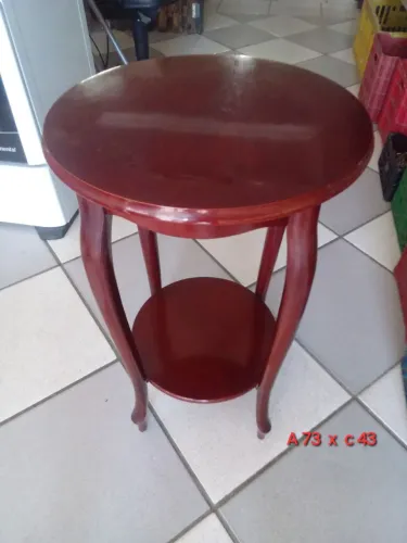 Mesa de apoio lateral redonda estilo clássico Luiz XV em madeira mogno.
