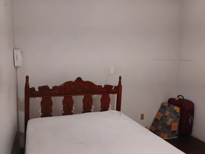 Cama madeira e colchão mola