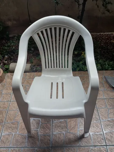 Cadeira de plástico semi nova 40 reais a unidade