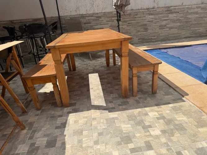 Mesa de madeira com 2 bancos 