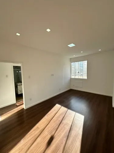 Quarto e sala em excelente localização em Copacabana