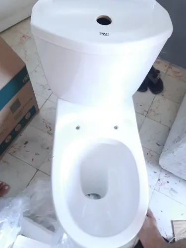 Bacia sanitária nova na caixa