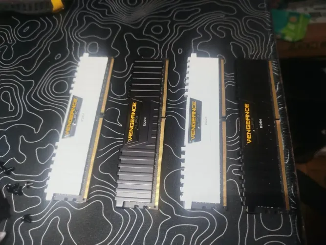 2x 8GB CORSAIR VENGEANCE 3200mhz DDR4 CL16 (BLACK OUR WHITE)