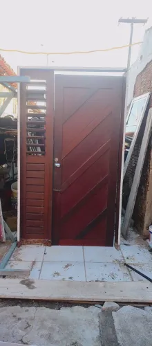 Porta ? 1.25 largura por 2.10 de altura semi nova