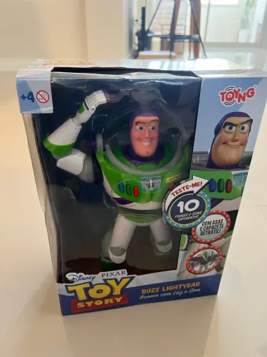 Buzz Lightyear novo da Disney que fala em português, tem capacete e abre as asas
