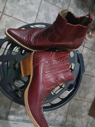 Bota country masculina com textura vermelha 