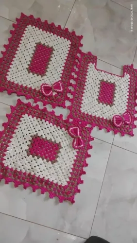 Trabalho com várias peças em crochê
