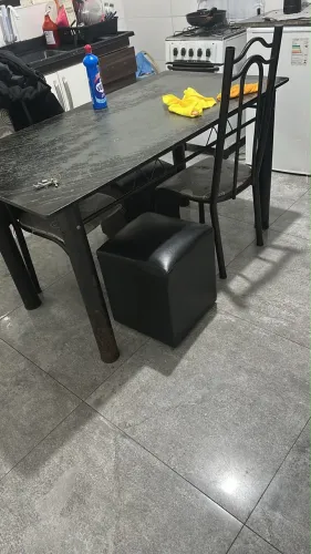 Vendo mesa com 4 cadeiras