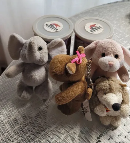 Lote de chaveiros de brinquedos Pelúcia Puff na lata