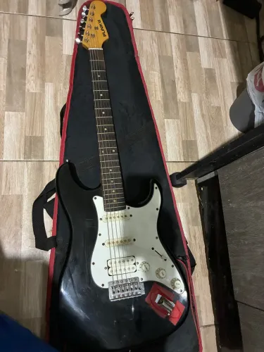 Guitarra Punk?d Stratocaster
