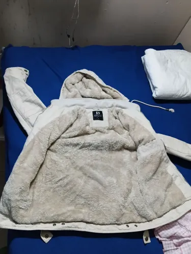 Jaqueta pro frio diz branca e felpuda por dentro