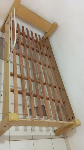 Vendo cama de solteiro sem o colchão