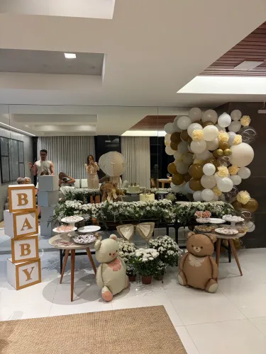 Decoração para chá de bebê com ursinho e balões.