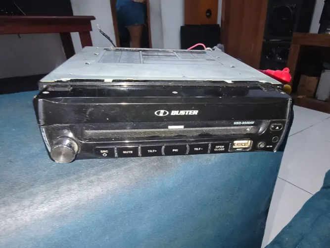 Vendo rádio DVD retrátil Buster HBD-9540AV com defeito 