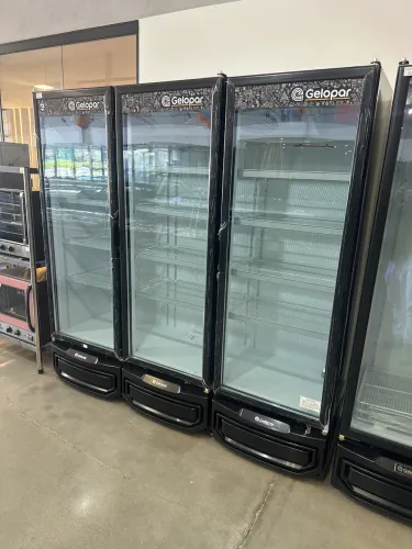 Expositor 3 portas 1450 litros cervejeira Gelopar