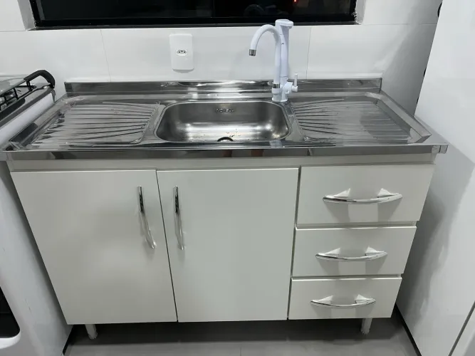 Armário com pia de inox e torneira com filtro