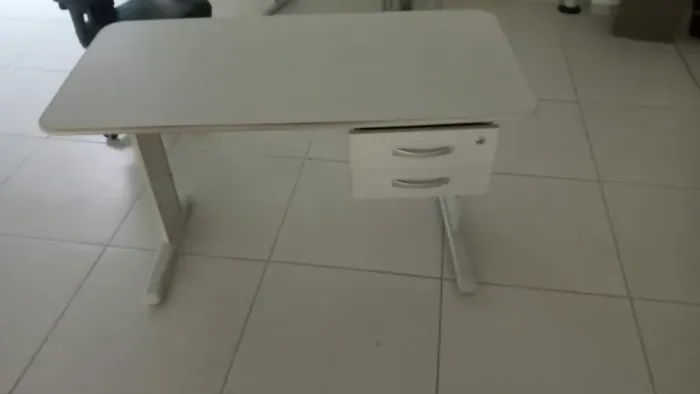 Mesa de Escritório Cinza com 2 Gavetas e Chave