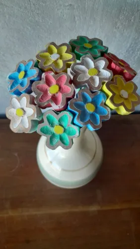 Buquer de flores em madeira