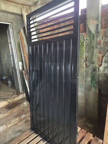 Portao todo em aço galvanizado, com pintura específica para tal material.