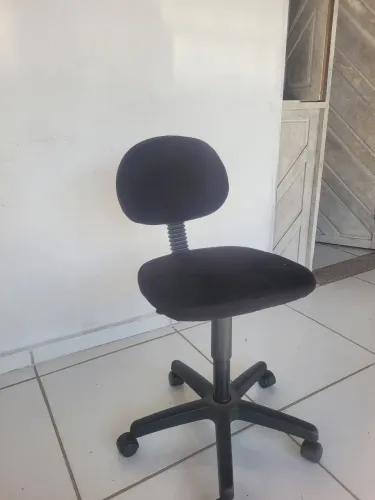 Cadeira giratória com regulagem de altura