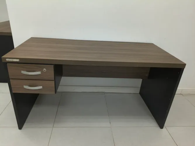 Mesa de escritório com gavetas