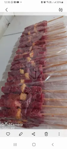 Espetinho de carne apronta entrega,,e ração pra cachorro
