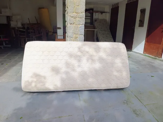 Colchão de solteiro - firme e em bom estado<br><br>Preço: R$ 150