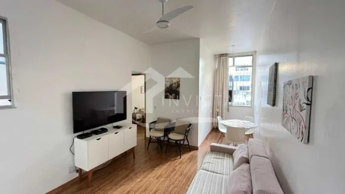 Belíssimo quarto e sala em rua nobre de Copacabana!