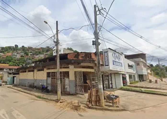 CASA DE ESQUINA COM 2 PONTOS DE COMERCIO