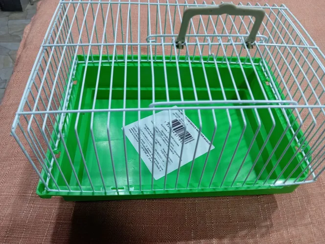 Gaiola com avaria no canto