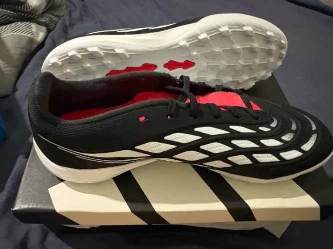 Chuteira Adidas Predator League FT TF na caixa