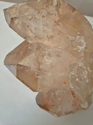 Cristal bruto em forma de pirâmide 