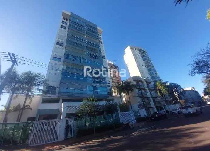 Apartamento mobiliado em frente ao Praia Clube.