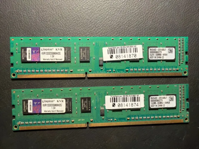 2 memórias RAM Kingston ValueRAM DDR3 de 2GB cada, totalizando 4GB.