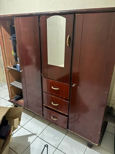 Guarda roupas de madeira para vender logo ?