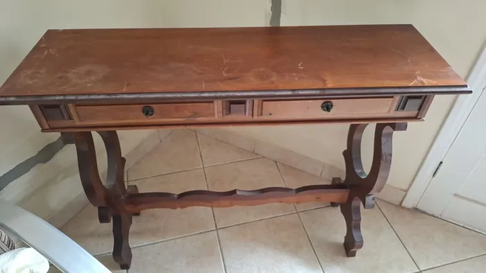 Mesa antiga/colonial em madeira maciça, com pés trabalhados.