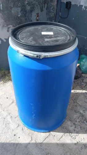 Tambor de plástico com tampa 200 litros