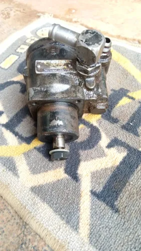 Bomba de hidraulico do caminhao 7110 ano 93 com defeito no rolamento.
