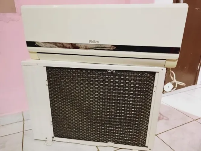 Vendo ar-condicionado 12.000 BTUs somente frio ,gelando perfeitamente , já higienizado
