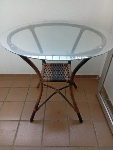Mesa de centro com tampo de vidro , perfeito para sua varanda.ffcccçcccccccccccccccccccccc