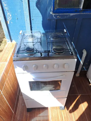 Vendo uma geladeira e um fogão