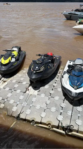 Jetski 325 dourado A Ferrari das águas