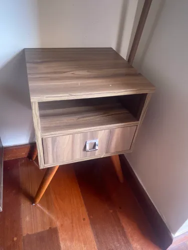 Mesa de Cabeceira Retrô com Gaveta