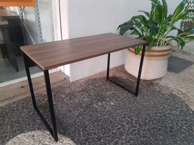 Mesa escritório. Modelo industrial