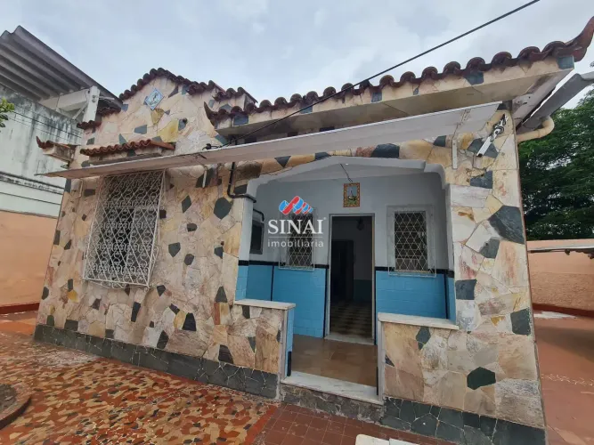Casa de Frente com 4 Quartos , 8 Vagas na Garagem e Piscina na Vila da Penha