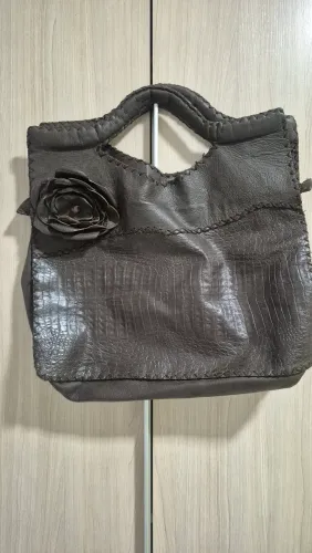 Bolsa Feminina de Mão em Couro Legitimo Marrom - Detalhe Flor e Textura Croco<br>