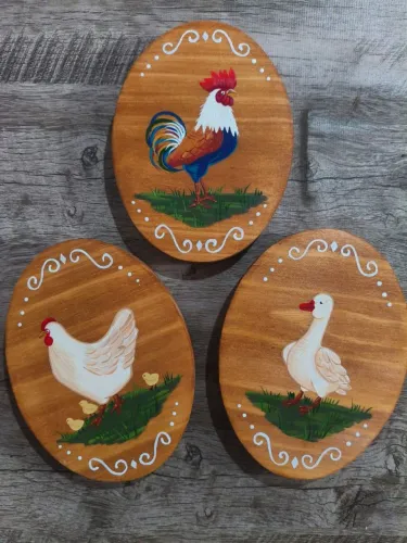 Quadrinhos de madeira pintados a mão 